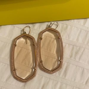 Kendra Scott Elle Gold Drop Earrings In Peach